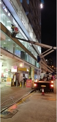 外圍牆身清潔現場（吊船清洗玻璃外牆）